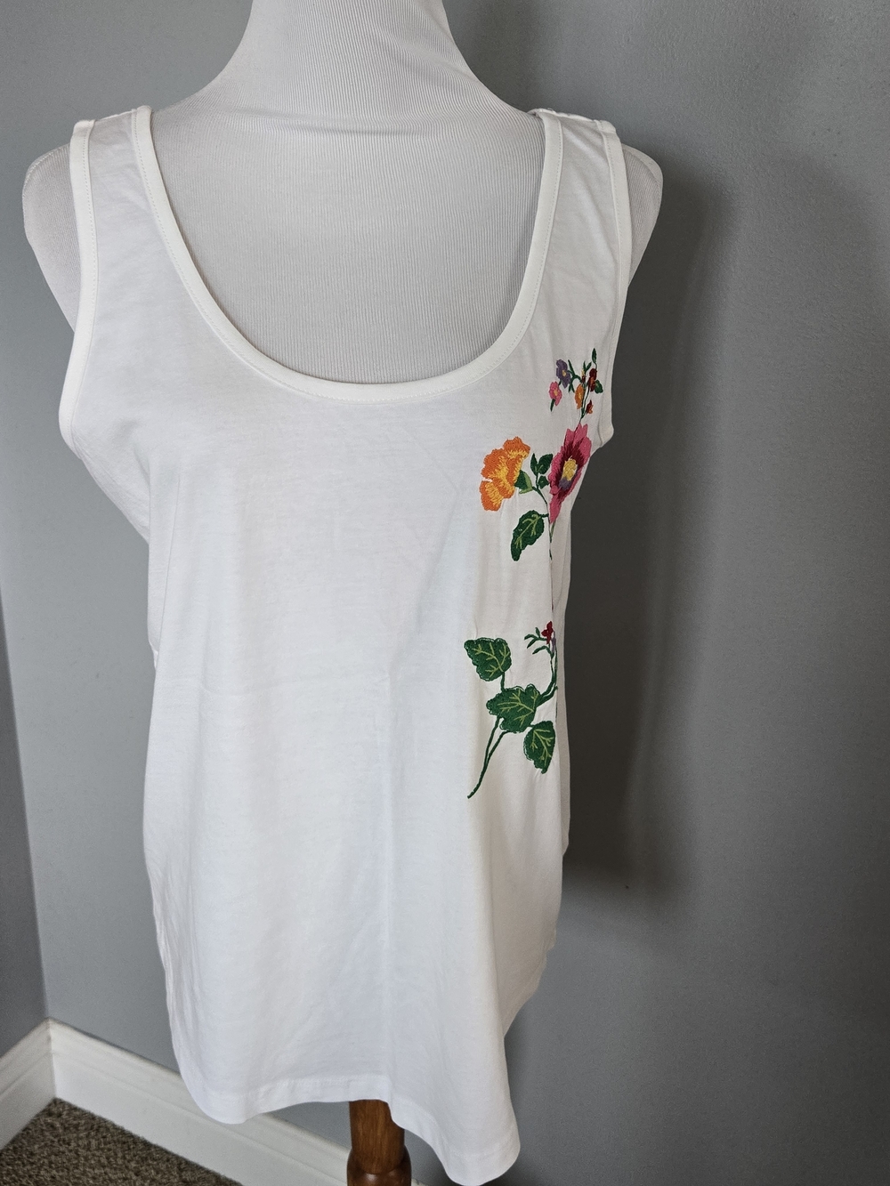 NWOT Philosophy - White Floral Scoop Neck Tank Top with Embroidered Detail - M